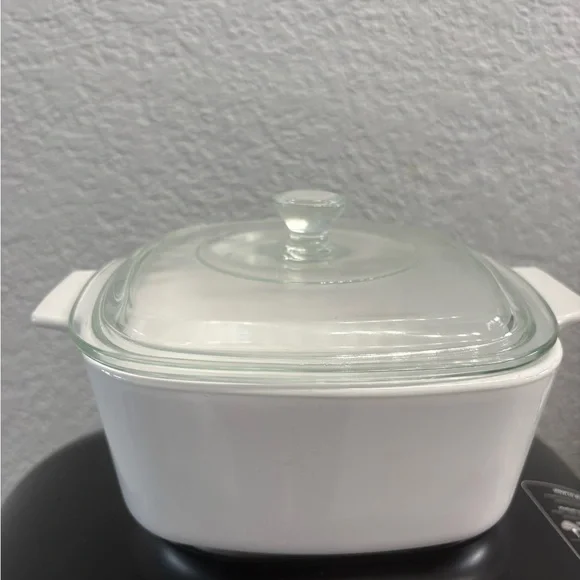 A Corning Ware Pyroceram casserole dish - Picture 7 of 7